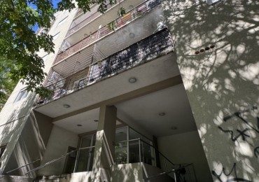 DEPARTAMENTO DOS AMBIENTES CON BALCON Y COCHERA CUBIERTA