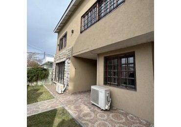 CASA EN DOS PLANTAS CON ENTRADA DE AUTO Y DEPARTAMENTO AL FONDO 